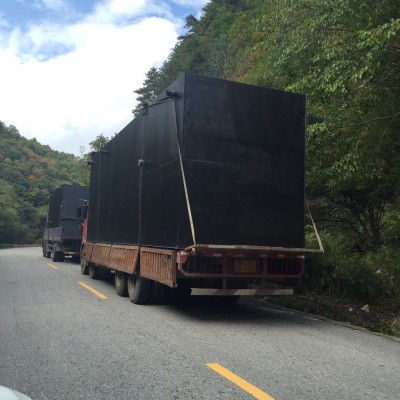 由于该项目地形比较复杂、营区之间距离较远，因此采用分散式处理方法，共设8个处理站，每个站点每天处理量约200立方。本项目污水来源为生活污水，排放标准为GB18918-2002 《城镇污水处理厂污染物排放标准》中的一级A，采用A2O+MBR处理工艺，处理后直接排入附近河流。