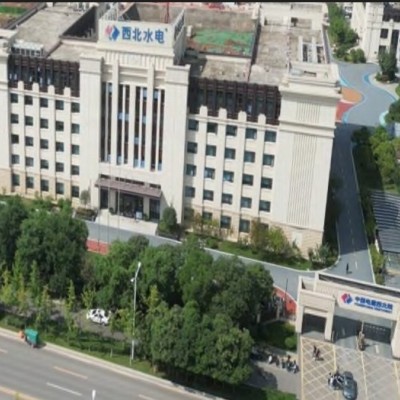  西北水电及新能源科技产业中心位于陕西省西安市长安区韦曲街办幸驾坡村和郭杜街办杜永村，常祥街以东，城南大道以西，神禾四路以北区域。主要建设内容为科研、实验车间、测绘、勘探研发、集团总部等生产生活配套设施。项目总建筑面积 14.5 万m2。项目总投资 6.65 亿元，全部为企业自筹。本项目总占地面积 48383m2，均为永久占地。原占地类型为城镇建设用地，现规划用地性质为建设用地。

        根据《西安市水土保持规划（2016-2030）》，项目区属于西安市黄土台塬水土流失重点预防区，也是西安市城市水土流失易发监管区。依据“西安市土壤侵蚀模数图”，项目区属于轻度土壤侵蚀区，侵蚀方式为水力侵蚀。项目区属于黄河流域渭河水系，主要河流为潏河，项目建设区域500m 范围内地势平坦，无遗址、水源地保护区及存在水土流失危害敏感区域。

        2023年3月6日，取得了本项目水土保持设施自主验收报备回执。