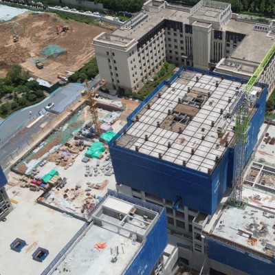 西北水电及新能源科技产业中心（二期）位于陕西省西安市长安区韦曲街办幸驾坡村和郭杜街办杜永村，属新建建设类项目。项目征占地总面积112750m2，其中建设净用地69917m2，代征地42833m2 （含代征路32233m2，代征绿地10600m2 ）。项目总建筑面积88639. 42m2（其中地上建筑面积57149m2，地下建筑面积31489. 96m2），设置停车位723个，其中地上停车位65个，地下停车位658个。项目建设科研办公楼A座 （12层），科研办公楼B座 （6 层），科研办公楼D座（4 层），职工活动中心C座（4层）及相关的配套设施。项目建设挖填土石方总量为18.566万m3，其中挖方量11.870万m3 （含表土剥离0.714万m3），填方量6.696万 m3 （含表土回覆0.714万m3 ） , 余 方5.174万 m3，无借方。项目已于2022年 5 月开工，将于2024年 4 月完工，总工期24个月。项目建设总投资约63342万元，其中土建投资22043万元，项目所需资金全部由建设单位自筹。

        项目区气候属暖温带半湿润大陆性季风气候，多年平均气温13.2°C ，多年平均降水量621.7mm,植被类型为暖温带落叶阔叶林带。根据《西安市水土保持规划（2016-2030）》，项目区属于西安市黄土台塬水土流失重点预防区，也是城市水土流失易发监管区，项目 区土壤以壤土为主，系微度水力侵蚀区。


        按照《中华人民共和国水土保持法》、《<中华人民共和国水土保持法>实施条例》，《水利部关于加强水土保持监测工作的通知》等法律、法规和文件的规定，为了对施 工建设过程中的水土流失进行适时监测和监控，了解本项目水土保持方案实施情况，掌握建设生产过程中水土流失发生的时段、强度等情况，及时采取相应的防控措施， 最大限度地减少水土流失。我公司在成立监测领导机构的同时，组织了一支专业知识强、业务水平熟练、监测设备齐全、监测经验丰富的水土保持监测队伍组建“西北水电及新能源科技产业中心（二期）”项目部，专人专班，全力以 赴做好本项目监测实施方案的制定、审查、前期工作资料的收集和准备工作，以及监测 工作的组织、管理、实施、数据处理和汇总、成果审查与上报、信息反馈等各项工作。

        在水土保持监测工作期间，我公司水土保持监测工作能顺利开展，其中得到了建设单位、监理等单位的密切配合和协助。根据水士保持相关法律法规，监测小组对项目建设过程中的监测工作、水土流失情况和水士保持措施实施情况进行总结，确定项目六项防治目标是否达标。同时，对试运行期的水土保持措施运行情况进行评价，并总结相关问题并提出针对性的建议。

        监测成果清单如下:

        （1）西北水电及新能源科技产业中心（二期）水土保持监测实施方案； 

        （2）西北水电及新能源科技产业中心（二期）水土保持监测回顾性监测报告 （2022年5月~2023 年1月）； 

        （3）西北水电及新能源科技产业中心（二期）水土保持监测季报（2023年2月~2023年3月）；

        （4）西北水电及新能源科技产业中心（二期）水土保持监测季报（2023年4月~2023年6月）；

        （5）西北水电及新能源科技产业中心（二期）水土保持监测季报（2023年7月~2023年9月）